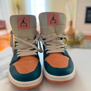 Jordan 1’s Mid (Women’s)